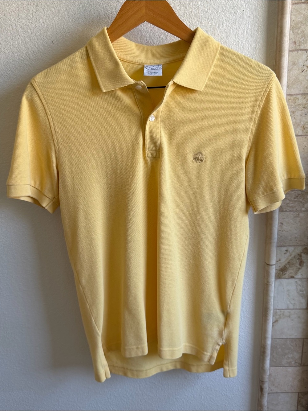 Brooks Brothers men’s performance polo shirt, slim fit size small -light yellow